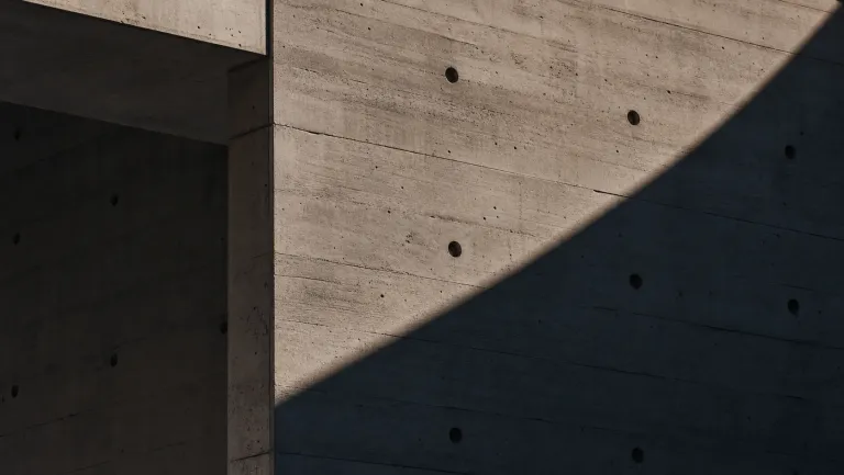 Mur architectural en béton coffré aux lignes nettes et à la finition apparente